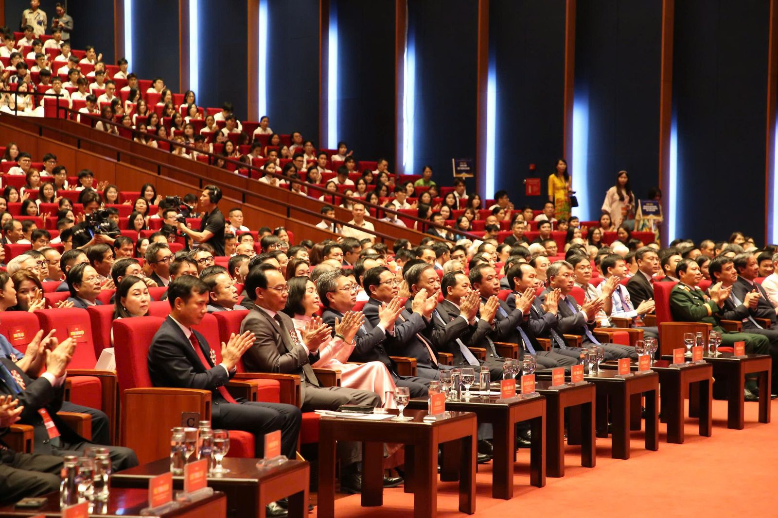 Các đồng chí Lãnh đạo, nguyên Lãnh đạo Đảng, Nhà nước dự Lễ kỷ niệm ngày truyền thống ĐHQG Hà Nội.